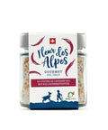 Quadratisches Glas mit "Fleur des Alpes" Gourmet-Salz mit Bio-Cayennepfeffer. Das Etikett ist weiß und rot und zeigt die Schweizer Flagge, rote Cayenneschoten, das BIOSUISSE-Logo sowie eine Ziege und einen Hirten.
