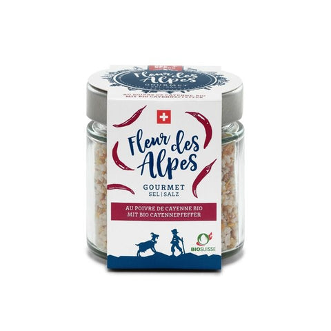 Glas mit "Fleur des Alpes" Gourmet-Salz mit Bio-Cayennepfeffer. Das Etikett ist weiß und rot und zeigt die Schweizer Flagge, das BIOSUISSE-Logo sowie eine Ziege und einen Hirten.