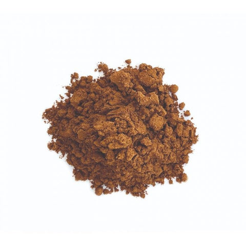Ein kleiner Haufen fein gemahlenes, rotbraunes „Pumpkin Spice“-Pulver aus der MYSPICE-Serie, freigestellt auf weißem Hintergrund.