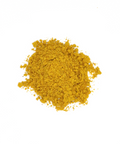Ein kleiner Haufen hellgelbes „Curry Englisch“ Gewürzpulver aus der MYSPICE-Serie, fein gemahlen und auf einem schlichten weißen Hintergrund freigestellt.