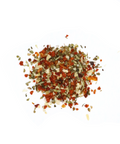 Draufsicht auf die Gewürzmischung „MYSPICE All' Arrabbiata“, verteilt auf weißem Untergrund, mit einer Mischung aus getrockneten Chiliflocken, Kräutern und gehacktem Knoblauch.