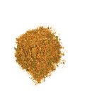 Draufsicht auf die Gewürzzubereitung „MYSPICE Hummus Würzung“, verteilt auf weißem Untergrund, bestehend aus einer feinen, warmtönigen Mischung aus gemahlenen Gewürzen und grünen Kräutern.