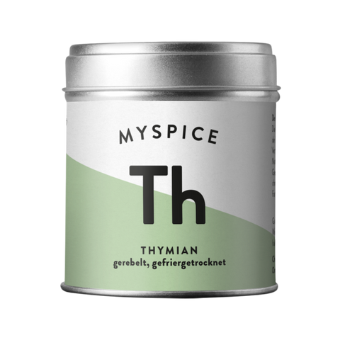 Eine silberne Gewürzdose mit der Aufschrift „MYSPICE Th“ für Thymian, gestaltet in einem minimalistischen Design mit einem großen schwarzen „Th“ auf weiß-hellgrünem Grund.