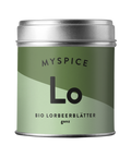 Eine silberne Gewürzdose für „MYSPICE Bio Lorbeerblätter ganz“ mit einem grün-hellgrünen Etikett und großem „Lo“-Logo vor hellgrauem Hintergrund.