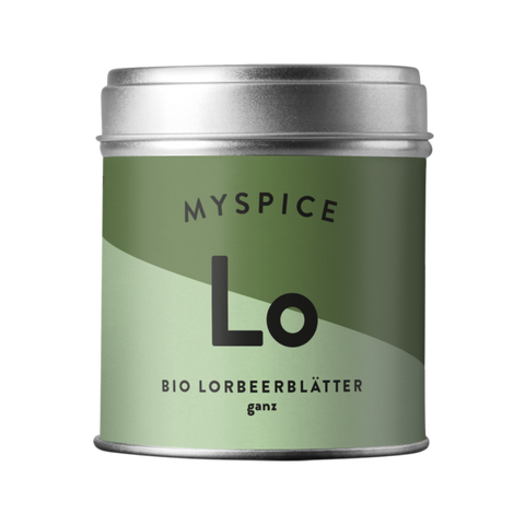 Eine silberne Gewürzdose für „MYSPICE Bio Lorbeerblätter ganz“ mit einem grün-hellgrünen Etikett und großem „Lo“-Logo vor hellgrauem Hintergrund.