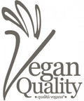 Das graue „Vegan Quality“-Logo mit einer stilisierten Karotten-Silhouette, die in den Buchstaben „V“ integriert ist, und dem italienischen Text „qualità vegana“.