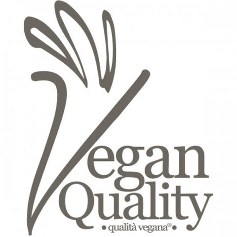 Das graue „Vegan Quality“-Logo mit einer stilisierten Karotten-Silhouette, die in den Buchstaben „V“ integriert ist, und dem italienischen Text „qualità vegana“.