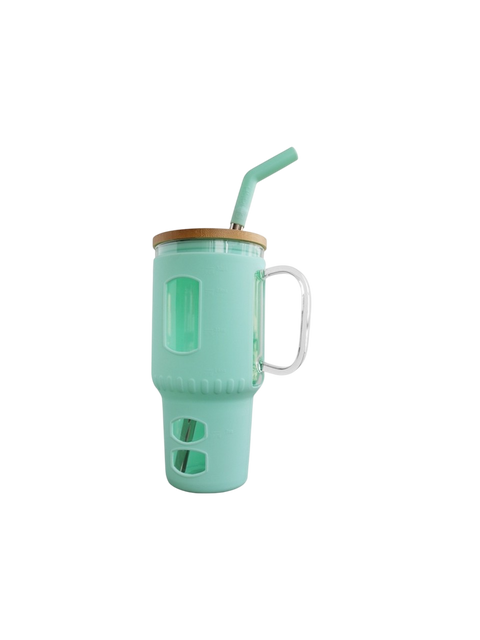 Großer Trinkbecher aus Glas mit mintgrüner Silikonhülle, Holzdeckel, Trinkhalm und seitlichem Griff, vor schwarzem Hintergrund.