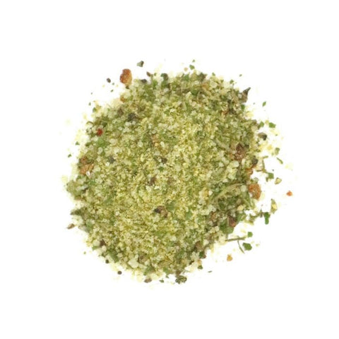Draufsicht auf die Gewürzzubereitung „MYSPICE Fisch Süsswasser“, verteilt auf weißem Hintergrund, bestehend aus einer feinen grün-weißen Mischung aus Kräutern, Salz und Gewürzen.