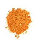 Eine Draufsicht auf einen kleinen Haufen orange-brauner Fajita Mexican Style Gewürzmischung mit grober Textur, sichtbaren Körnchen und kleinen getrockneten Stücken auf weißem Hintergrund.
