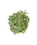 Ein kleiner Haufen grüner, gefriergetrockneter gerebelter Liebstöckelblätter aus der MYSPICE-Serie, freigestellt auf weißem Hintergrund.
