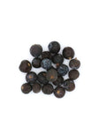 Ein kleiner Haufen ganzer, dunkler Bio-Wacholderbeeren mit ihrer natürlichen, matten Textur, isoliert vor einem sauberen weißen Hintergrund.