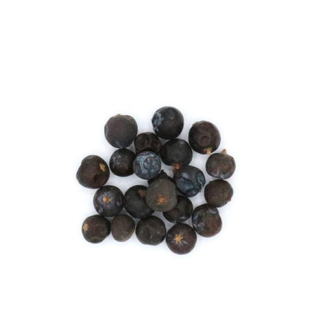 Ein kleiner Haufen ganzer, dunkler Bio-Wacholderbeeren mit ihrer natürlichen, matten Textur, isoliert vor einem sauberen weißen Hintergrund.