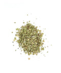 Ein kleiner Haufen getrockneter, gerebelter Thüringer Majoran aus der MYSPICE-Serie, der eine Mischung aus kleinen grünen Blattfragmenten auf weißem Hintergrund zeigt.