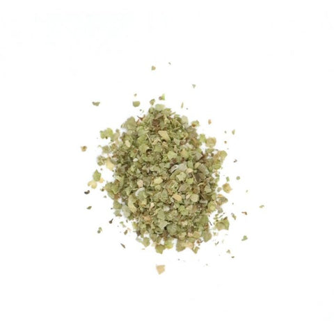 Ein kleiner Haufen getrockneter, gerebelter Thüringer Majoran aus der MYSPICE-Serie, der eine Mischung aus kleinen grünen Blattfragmenten auf weißem Hintergrund zeigt.
