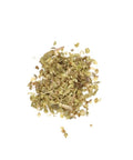 Ein kleiner Haufen getrockneter, gerebelter Bio-Oregano aus der MYSPICE-Serie, bestehend aus kleinen, strukturierten bräunlich-grünen Kräuterfragmenten auf weißem Hintergrund.