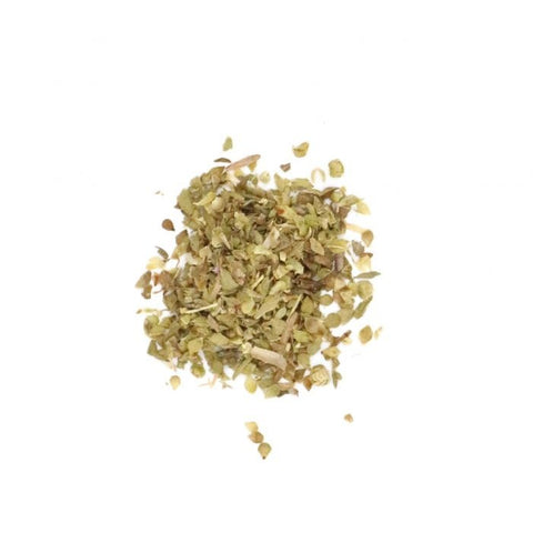 Ein kleiner Haufen getrockneter, gerebelter Bio-Oregano aus der MYSPICE-Serie, bestehend aus kleinen, strukturierten bräunlich-grünen Kräuterfragmenten auf weißem Hintergrund.