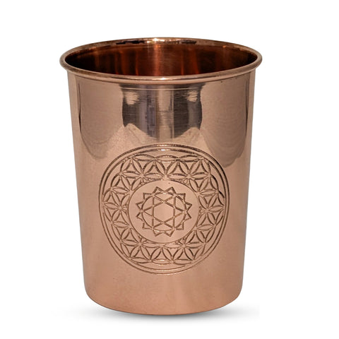 Kupfer-Trinkglas mit graviertem geometrischem Blume des Lebens Muster.