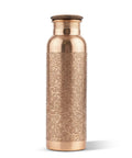 Kupferwasserflasche mit detailliertem floralem und Paisley-Gravurmuster.