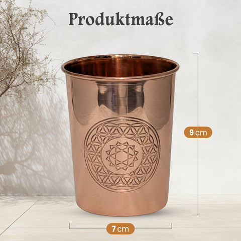 Kupferglas mit Blume des Lebens Gravur und Maßen: $9 \text{ cm}$ hoch, $7 \text{ cm}$ breit.