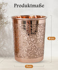 Kupferglas mit Blumen-Gravur und Maßen: $9 \text{ cm}$ hoch, $7 \text{ cm}$ breit.