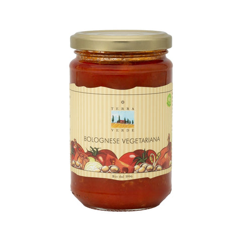 Ein Glas Terra Verde „Bolognese Vegetariana“-Sauce mit einem cremefarbenen Etikett, das Illustrationen von Tomaten, Zwiebeln und Bohnen zeigt.