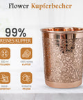 Kupferbecher mit Blumen-Gravur, der die 99% reine Kupferqualität hervorhebt.