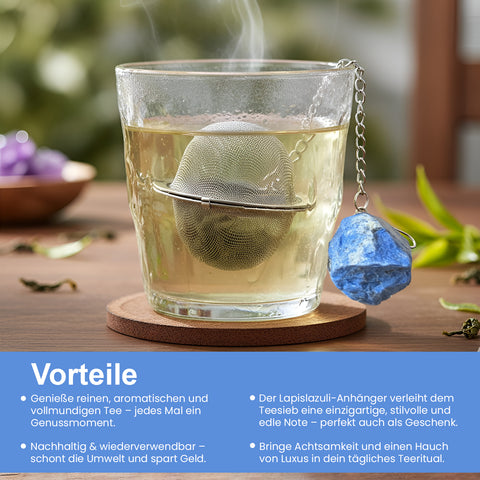 Dampfendes Glas Tee mit Metallsieb und Lapislazuli-Kristall.