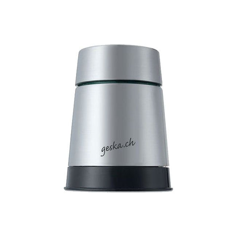 Eine konische „Schabziger Mühle“ aus Edelstahl mit schwarzem Sockel und dem seitlich in schwarzer Schreibschrift aufgedruckten Website-Link „geska.ch“ vor weißem Hintergrund.