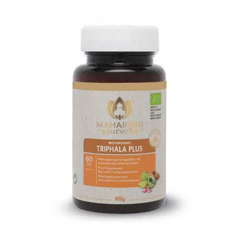 Eine dunkelbraune Flasche Maharishi Ayurveda „Triphala Plus“ Bio-Nahrungsergänzungsmittel mit einem weiß-orangen Etikett, dem EU-Bio-Siegel und einem Inhalt von 60 Tabletten.