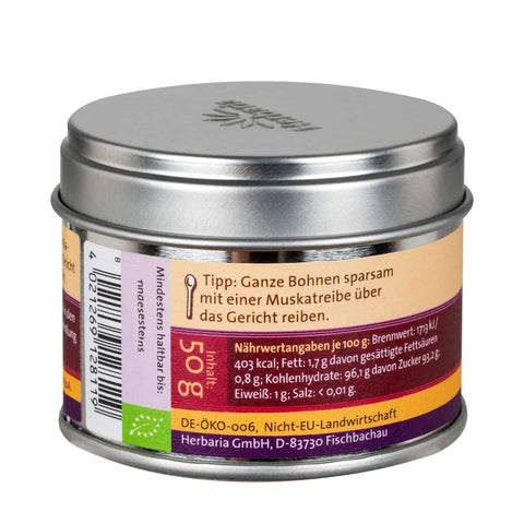 Rückansicht einer silbernen Herbaria-Dose für ganze Tonkabohnen mit Nährwertangaben, einer Füllmenge von 50g und dem Tipp, die Bohnen sparsam mit einer Muskatreibe zu reiben.