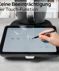 Hand bedient Touchscreen-Display eines Küchengeräts mit einem Stift.