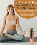 Frau meditiert auf einer Matte neben einer Kupfer-Chakra-Flasche mit deutschem Werbetext.