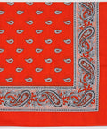 Nahaufnahme eines leuchtend orangefarbenen quadratischen Bandanas mit einem detaillierten weiß-schwarzen Paisley-Rand und einem sich wiederholenden Muster aus kleinen Tropfenmotiven in der Mitte.