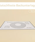 Eine rutschfeste, BPA-freie Leckerhelfer Silikon-Backmatte mit Messmarkierungen und konzentrischen Kreisen, schräg auf einer hellen Oberfläche dargestellt. Der deutsche Text „Rutschfeste Backunterlage“ steht oben.