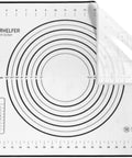 Nahaufnahme einer weißen Silikon-Backmatte mit schwarzen Markierungen, die konzentrische Kreise zur Messung, Zoll- und Zentimeter-Lineale an den Rändern, eine Umrechnungstabelle (Measure Magnet) und das „Leckerhelfer“-Logo zeigt.