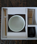 Gewurzladen Nafels Schwarz-weißes Matcha-Tee-Set mit Schale, Besen und Löffel in einer weißen Geschenkbox.