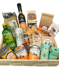 Gewurzladen Nafels Holzkisten-Geschenkkorb gefüllt mit Pasta, Ölen, Cashew-Snacks und verschiedenen Gewürzdosen.