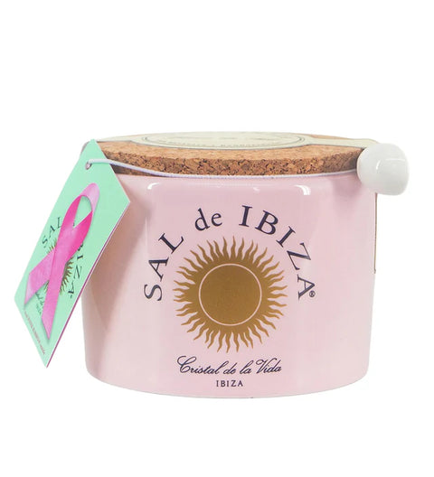 Rosa Keramikdose mit SAL de IBIZA „Cristal de la Vida“ Meersalz, Korkdeckel, weißem Keramiklöffel und einem Anhänger mit rosa Brustkrebsschleife.