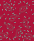 Textilmuster aus verstreuten Paisley-Motiven in Dunkelrot/Kastanienrot mit hellgrauen Umrissen auf einem leuchtend roten Hintergrund.
