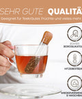 Werbung für einen Teefilter aus Borosilikatglas in Reagenzglasform mit Korken, der zum Aufbrühen von losem Tee in einer Tasse mit heißem Tee verwendet wird. Text: SEHR GUTE QUALITÄT, Geeignet für Teekräuter, Früchte und vieles mehr.