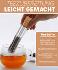 Eine Hand hält ein Reagenzglas-Teesieb aus Borosilikatglas, gefüllt mit losem Tee, in eine Tasse mit gebrühtem Tee. Text: TEEZUBEREITUNG LEICHT GEMACHT (Vorteile: Borosilikatglas, Gute Filterfähigkeit, Einfach zu transportieren und zu reinigen, Umweltfreundlich).