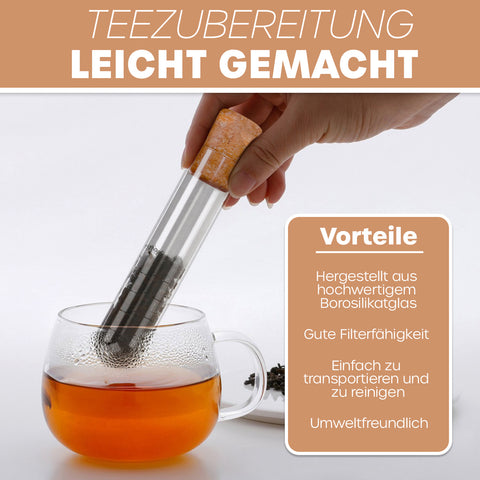 Eine Hand hält ein Reagenzglas-Teesieb aus Borosilikatglas, gefüllt mit losem Tee, in eine Tasse mit gebrühtem Tee. Text: TEEZUBEREITUNG LEICHT GEMACHT (Vorteile: Borosilikatglas, Gute Filterfähigkeit, Einfach zu transportieren und zu reinigen, Umweltfreundlich).