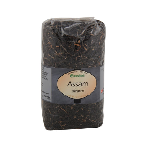 Eine Klarsichtpackung mit losem „Assam Bizarro“-Tee von Gwürzhüsli, die dunkle, feine Teeblätter durch die Kunststoffhülle zeigt.