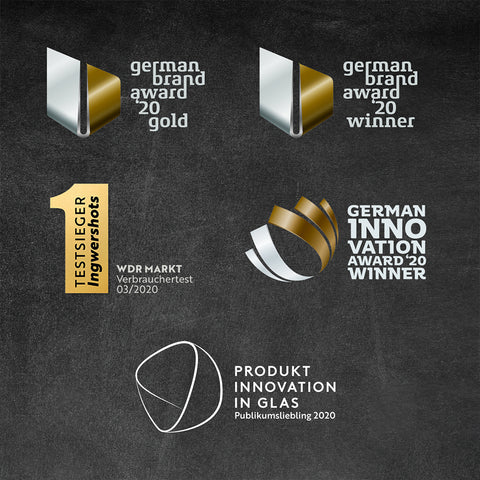 Eine Grafik mit fünf Award-Logos aus dem Jahr 2020 auf einem dunklen Tafel-Hintergrund, darunter der German Brand Award, der German Innovation Award und ein „Testsieger“-Siegel für Ingwer-Shots.