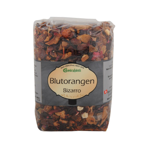 Ein Klarsichtbeutel mit der Früchteteemischung „Blutorangen Bizarro“ von Gwürzhüsli, die eine farbenfrohe Mischung aus getrockneten Blutorangenstücken und verschiedenen Blüten enthält.