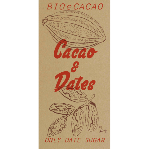 Verpackungsdesign für "Cacao & Datteln" mit rotem Text und braunen Illustrationen.