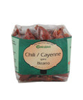 Ein Klarsichtbeutel mit ganzen getrockneten roten Chilischoten der Marke Gwürzhüsli, beschriftet mit „Chili / Cayenne ganz Bizarro“.