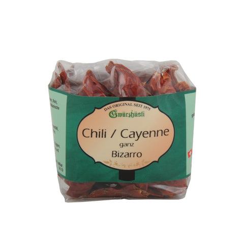 Ein Klarsichtbeutel mit ganzen getrockneten roten Chilischoten der Marke Gwürzhüsli, beschriftet mit „Chili / Cayenne ganz Bizarro“.