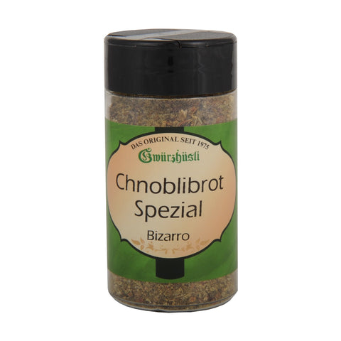 Ein durchsichtiger Gewürzstreuer mit schwarzem Deckel und einer groben Kräutergewürzmischung, beschriftet mit „Chnoblibrot Spezial Bizarro“ der Marke Gwürzhüsli.